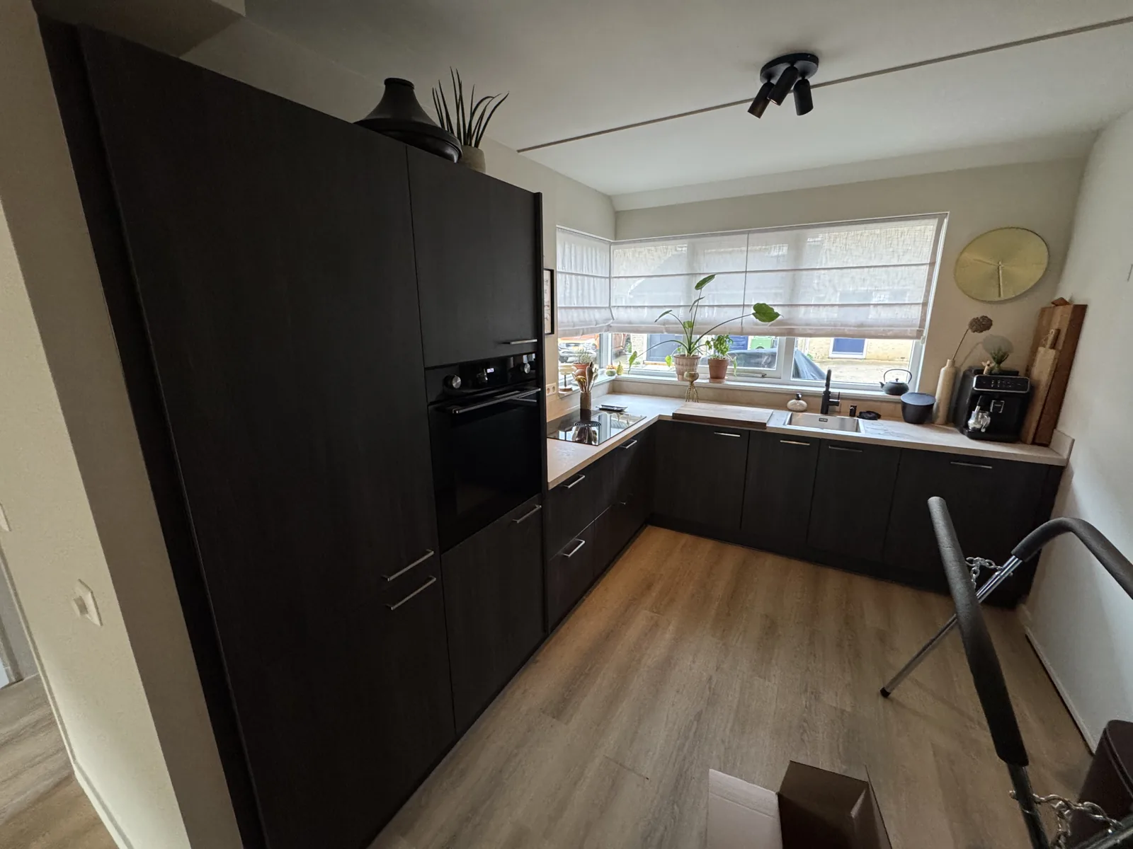 Keuken met donkere fronten vóór de interieurwrap
