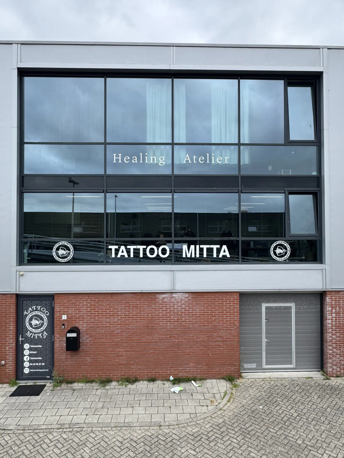 Raambelettering op de voorzijde van een bedrijfspand